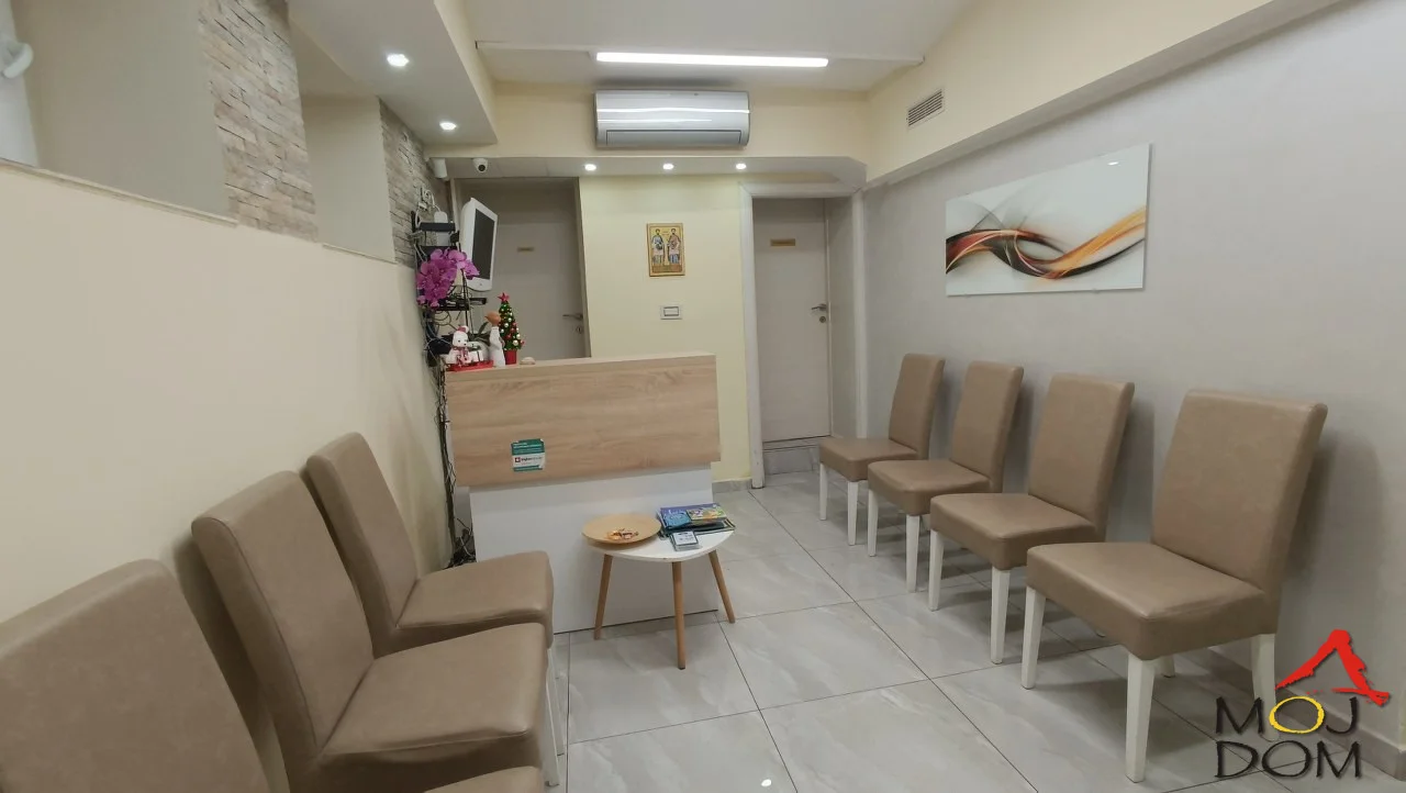 Premises in the very heart of the city! Completely renovated office space with 4 separate rooms and an entrance waiting area with information route, restroom, kitchenette, and hallway giving access to the other rooms. Suitable for all types of office business. On t