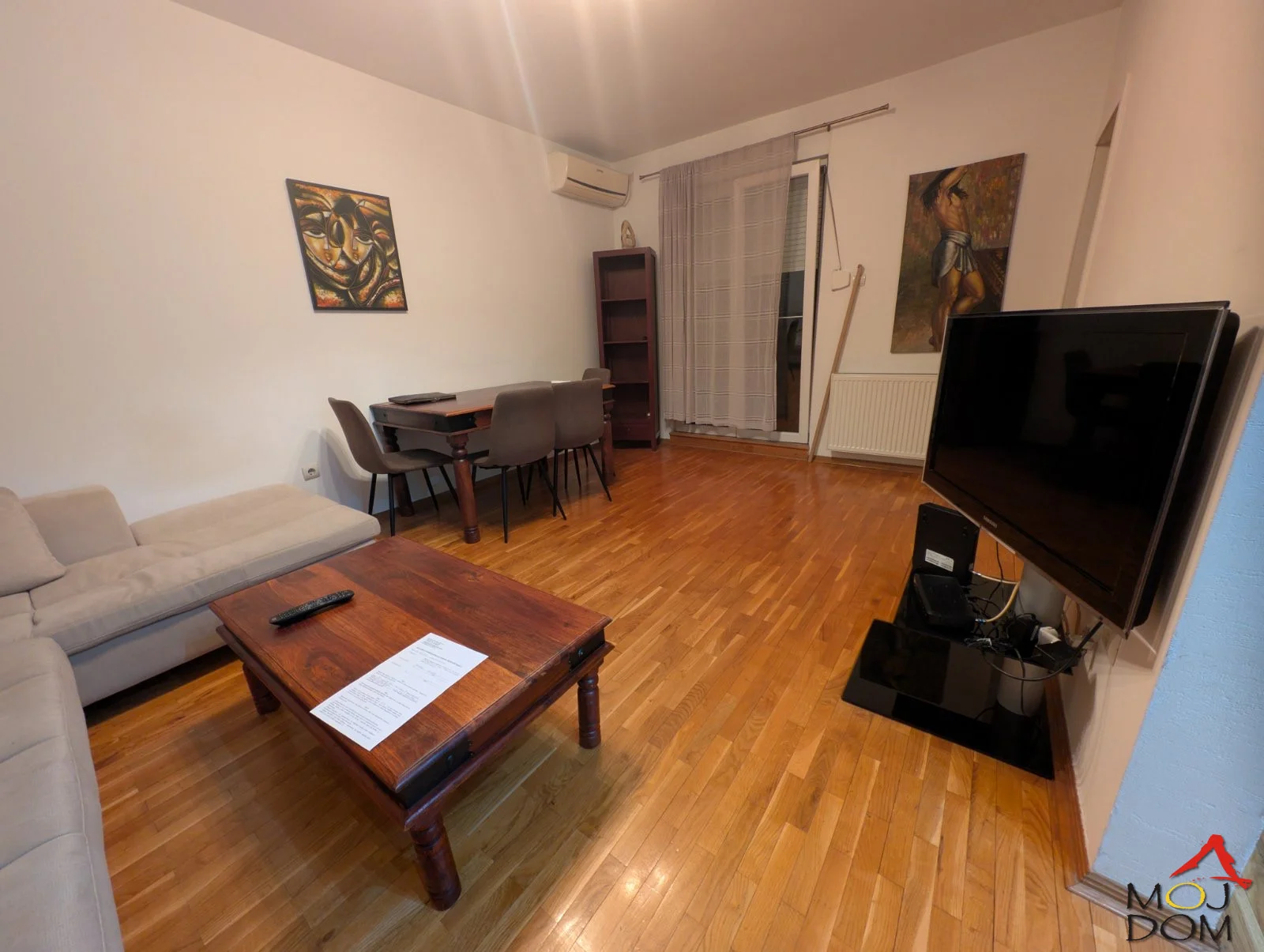 Nice two-room apartment of 47m2 in the city center, near Bulevar Oslobođenja.
The apartment is a classic two-room with spacious rooms, a large living room with exit to the terrace, very well lit. The apartment is ideal for young working people due to its location and proximity