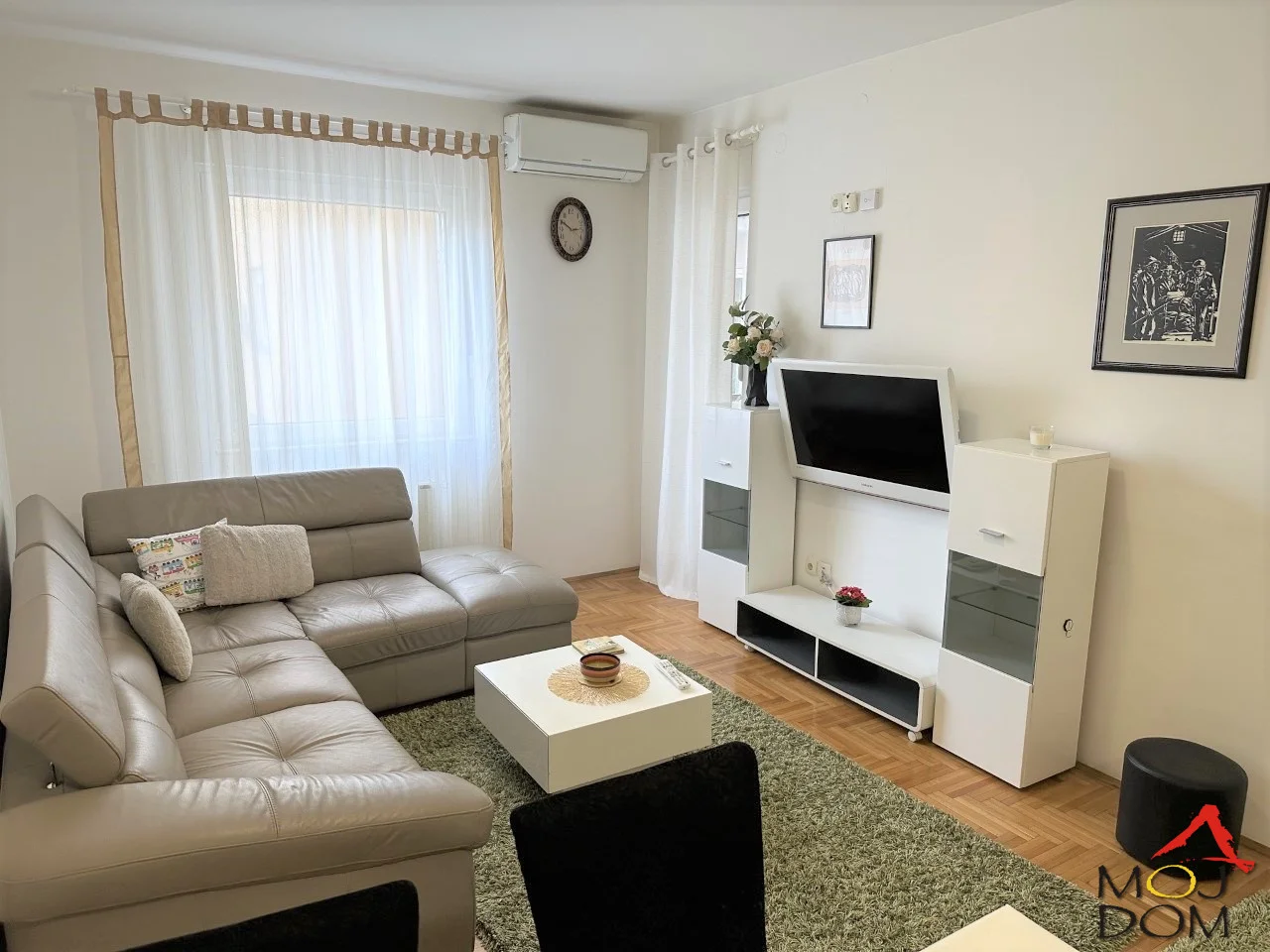 A two-and-a-half-room apartment is for rent at the Fair.
The apartment is fully furnished, has a terrace, a washing and drying machine. Great area, connected to other parts of the city by bus lines. Move-in from June 15th.
For more information call