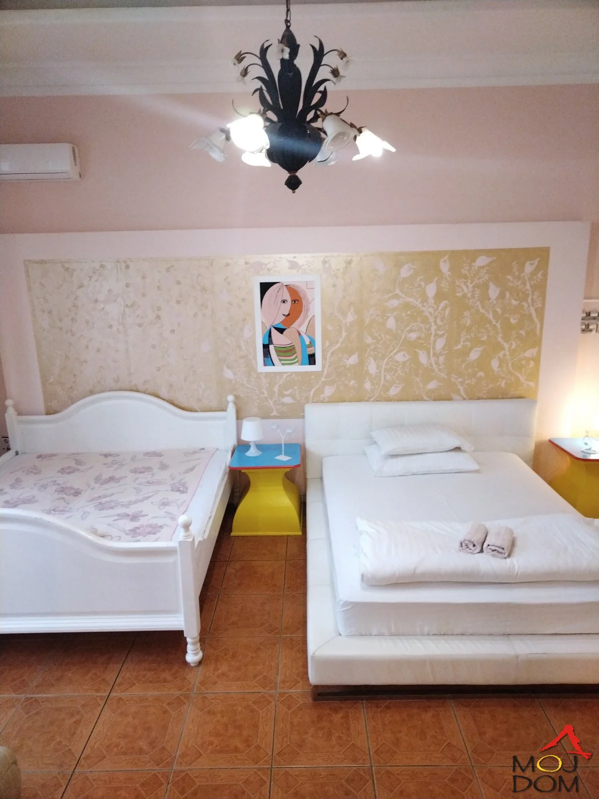 Apartment for rent in Podbara. The apartment is courtyard oriented and there is a shared hallway. In the hallway you can dry clothes, iron, use it as storage, or smoke. The apartment is one-room, 70m2, has two large beds, a corner sofa, dining table and chairs