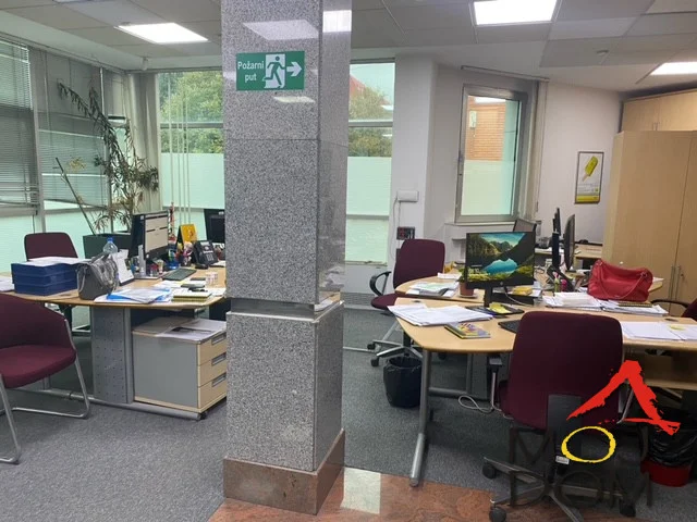 We are renting office space on BULEVAR, 353m2 on the first floor, suitable for offices. There is the possibility of renting an additional space of 240 m2 of business space and a terrace of 112 m2 (Moj Dom Real Estate, Novi Sad, Reg. No. 174)