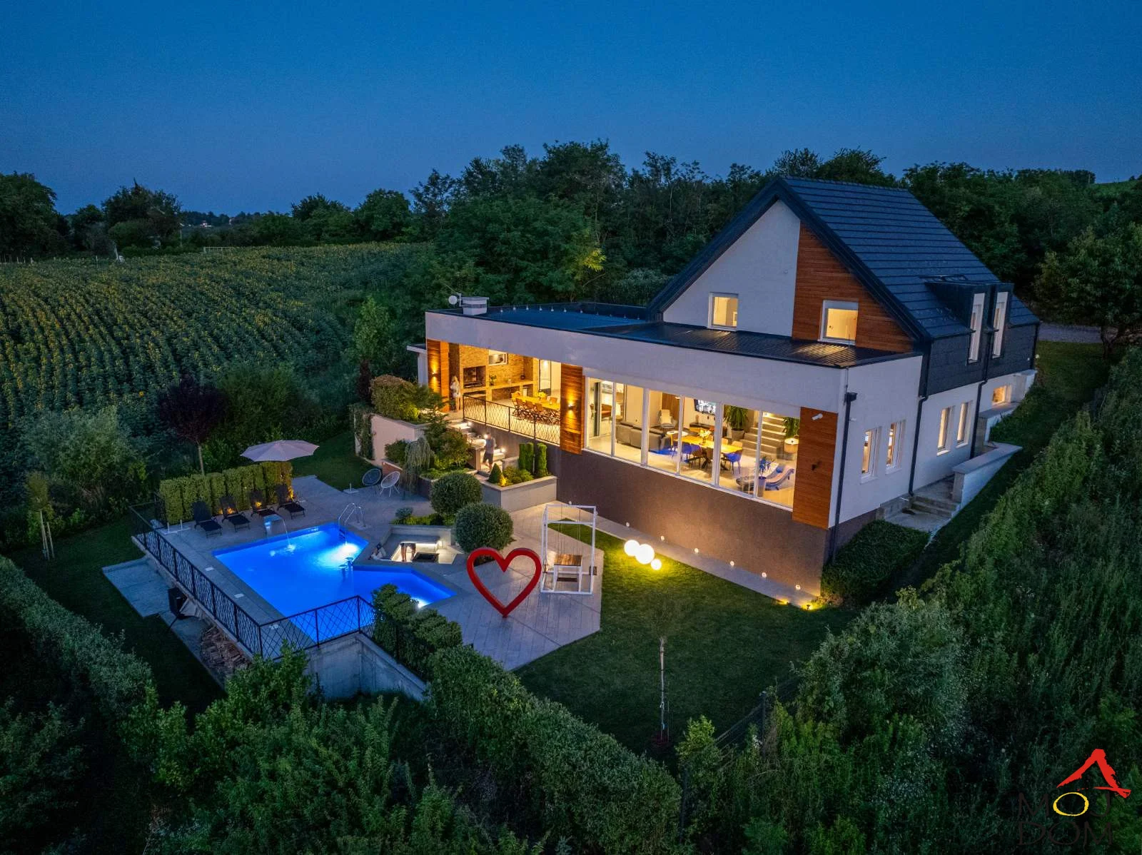 Discover the perfect place to escape into nature in our newly built weekend house in Sremski Karlovci on Matej, available for rent immediately. Situated on a plot of 1975m2, this cozy oasis offers a spectacular view of the Karlovci vineyards and the river