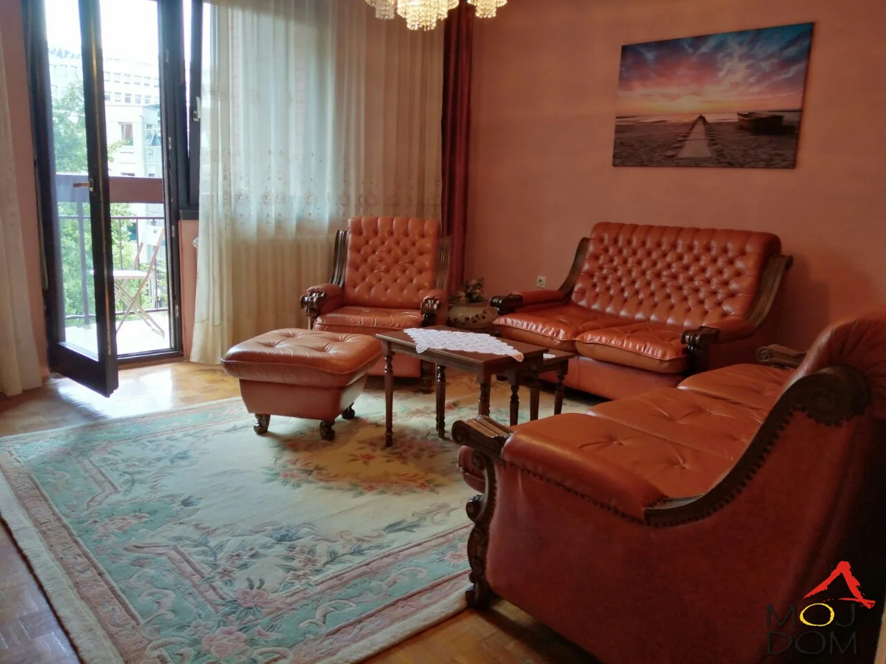 Moj Dom offers you an excellent apartment on Bulevar Oslobođenja. The apartment consists of a living room, kitchen, three bedrooms, two bathrooms, and two terraces. Pets are not allowed. Move-in from April 1st. The monthly rent is 1000€ + deposit
