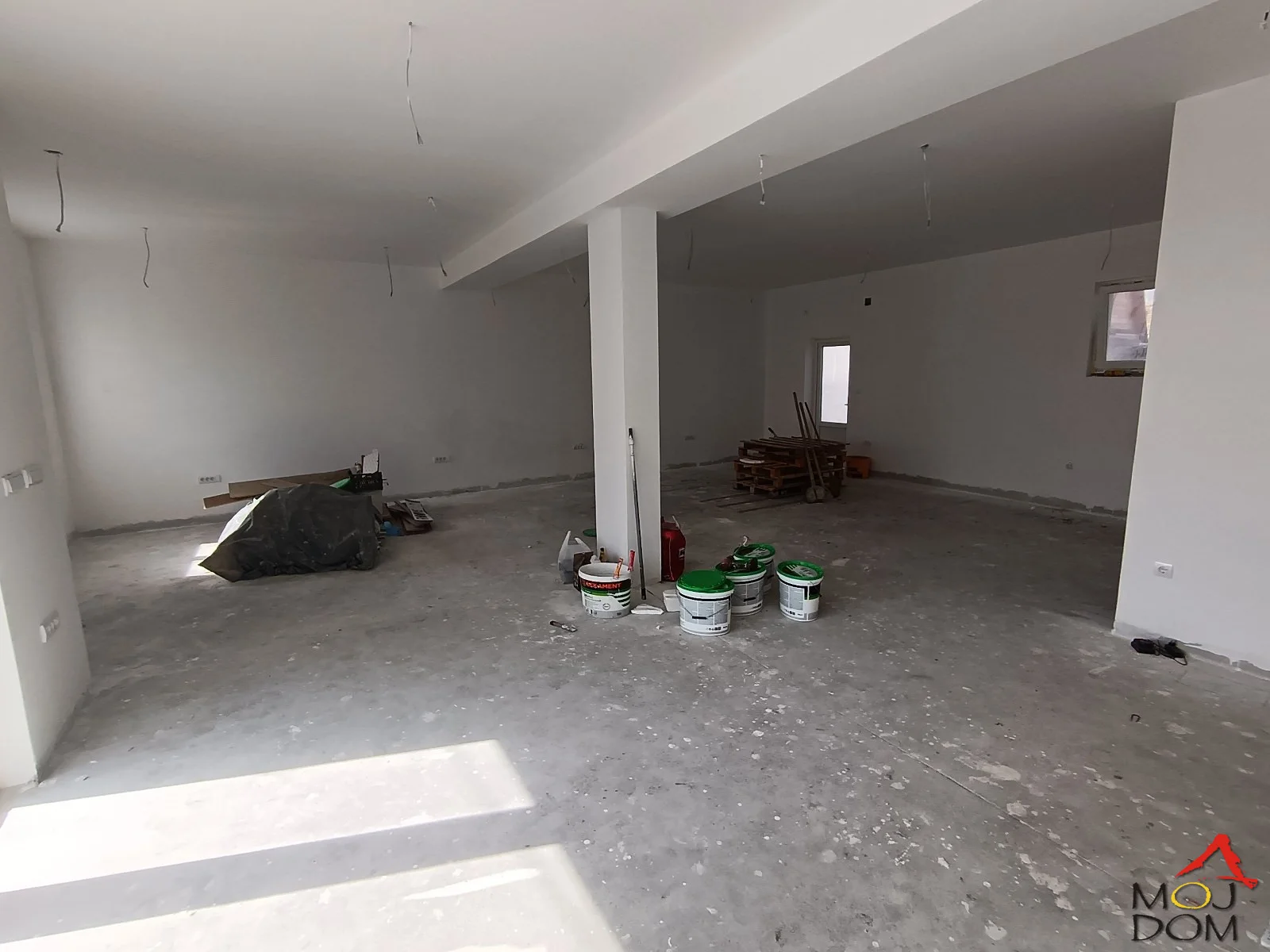 A business-residential building Pr+1+Attic is for rent. On the ground floor there is a large open-space area of about 120m2, on the first floor there are two apartments ideal for offices, and in the attic two more identical ones as on the first floor. You also have use of