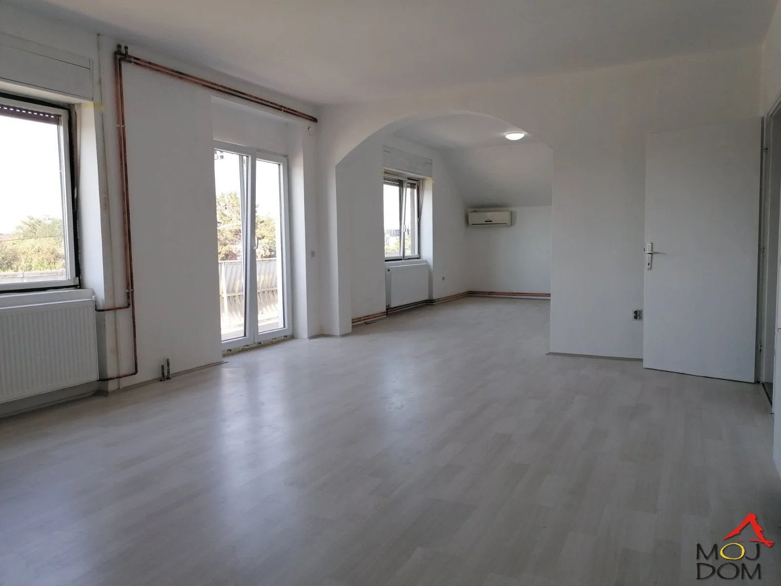 We are renting a house in Veternik, arranged for office business use.

The house is in a business zone, on Ive Lole Ribara Street.

In its immediate area there is a bus stop, shop, bakery, local restaurants,