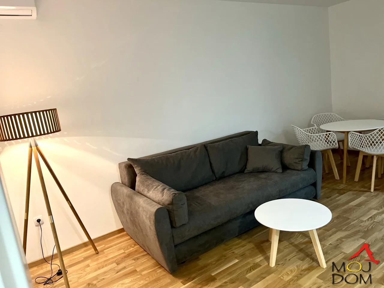 Excellent two-room apartment in Petrovaradin
Agency Moj Dom is renting a beautiful, furnished two-room apartment in Petrovaradin. The apartment is 45m2, located on the second floor of a building with an elevator, and has a terrace. Nearby are a supermarket, city bus lines and everything
