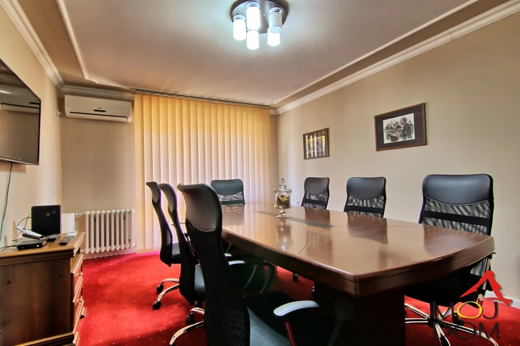 Moj Dom offers you a beautiful three-room apartment on the first floor located on the Boulevard, near the Courthouse and Spens. The apartment area is 73m2. It is rented as a business space, suitable for all quiet activities. Ready to move in immediately. The monthly rental amount