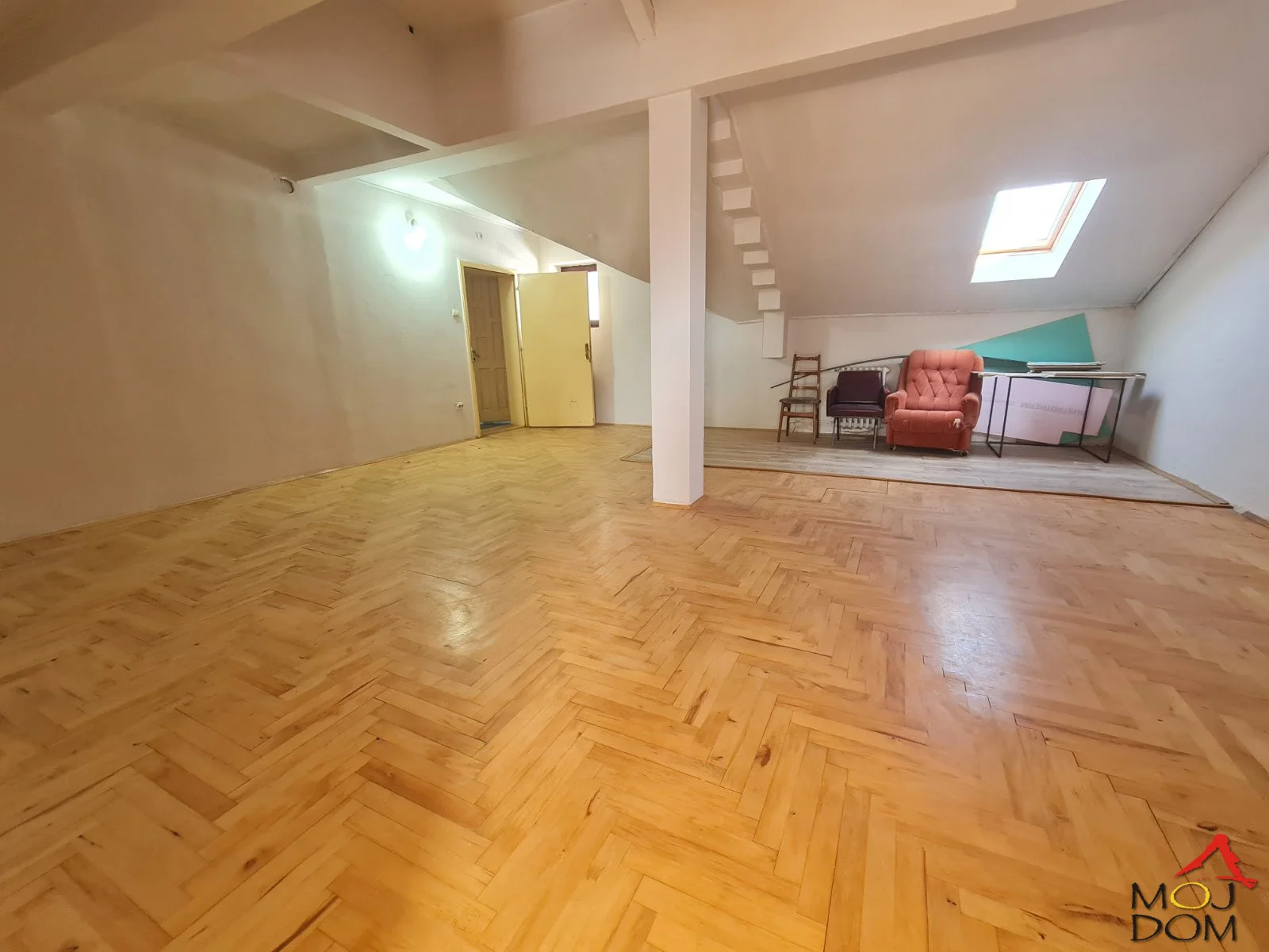 In the center of Kać, a spacious and functional business space of 131m² is available for rent, suitable for various purposes such as offices, clinics, or worker accommodation. This space offers six large rooms and an additionally spacious entrance hall that
