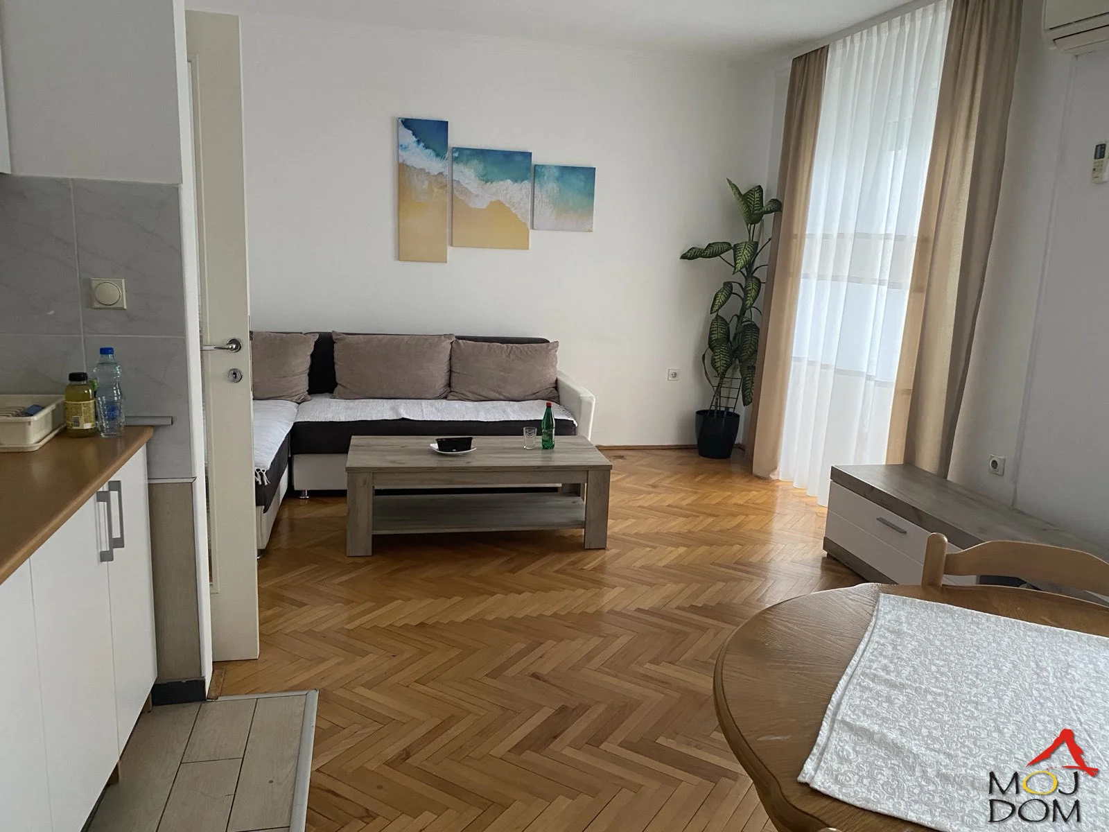 An excellent fully furnished two-room apartment near the Fair is for rent. Located on the 4th floor in a building with an elevator. It consists of a living room with a dining area and kitchen, bedroom, bathroom, storage room, and terrace. Pets are not allowed and the apartment