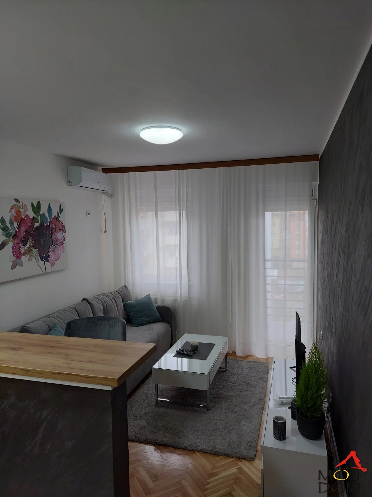 One-and-a-half-room apartment for rent in Nova Detelinara, near major supermarkets, a bus stop, with completely new furniture and appliances. Pets are not allowed. The apartment is rented for a longer period.
For all additional