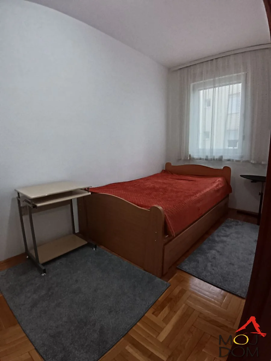 Apartment for rent in a quiet part of the city. The street is isolated from city chaos. This one-and-a-half-room apartment of 34m2 is an ideal place to live. Close to the market, shopping malls, and bus lines. The apartment has a courtyard-facing terrace, ensuring