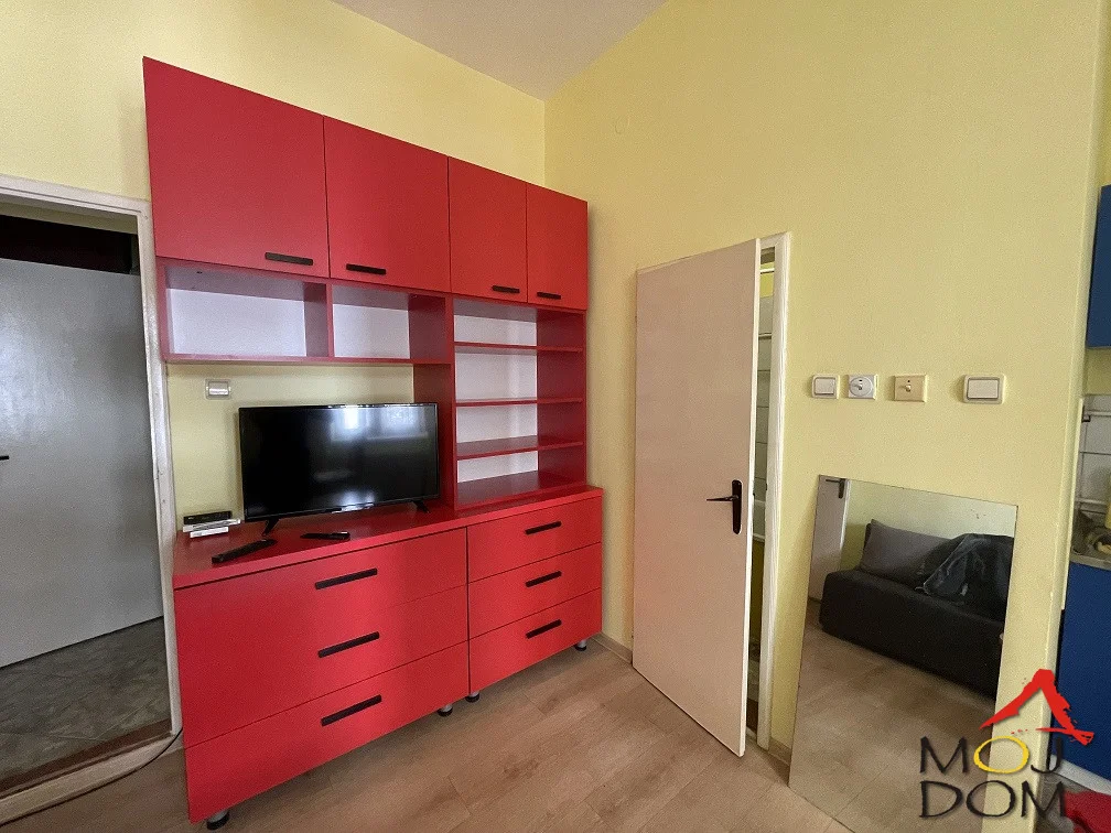 One-and-a-half room apartment for rent – Strict center, Novi Sad
Functional one-and-a-half room apartment of 32m² in the very center of Novi Sad. The apartment is located on the 1st floor of a house divided into several housing units.
Fully furnished and equipped with ev