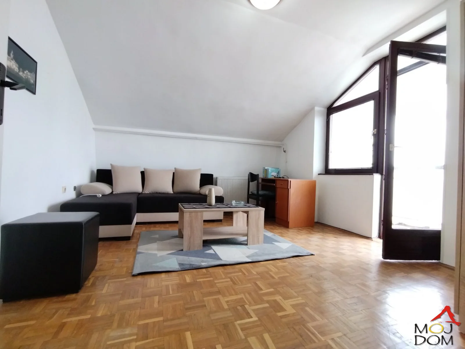 We are renting an excellent one-room apartment with a detached kitchen and dining area on the eighth floor of a building with an elevator near the Fair.

The elevator goes to the 7th floor, and then stairs lead up one more floor to the attic, where this furnished and immediately available