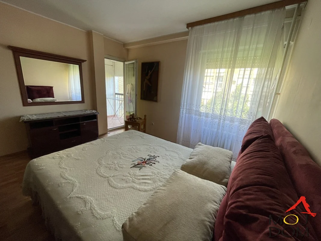 A nice, furnished two-room apartment of 60m² for rent, located on the fourth floor of a building with an elevator, in a quiet and green part of the city. The apartment is very functional and pleasant for living – it has a spacious living room, comfortable bedroom, sepa