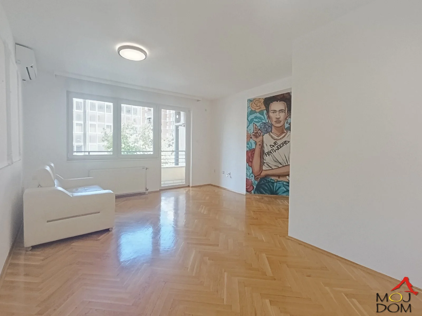 A three-room apartment is for rent near the Aleksandar building, Bulevar Oslobođenja

We are renting an excellent semi-furnished three-room apartment at one of the most sought-after locations in Novi Sad – near the Aleksandar building on Bulevar Oslobođenja. The apartment is extremely suitable