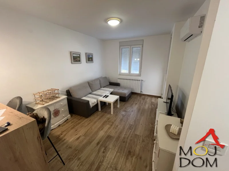 Fully furnished apartment for rent 42m2.
Very nicely arranged and immediately available.
The apartment contains a living room as well as a bedroom. Equipped kitchen and bathroom. Not pet friendly. There is plenty of free parking space nearby.

Contact: 0601351784
Code