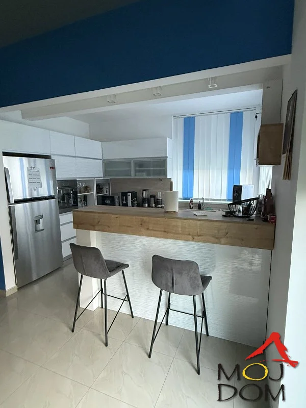 A spacious, beautiful house for rent in Telep with five rooms, three bathrooms, a gallery, equipped kitchen, and a large open-space living room and dining area. In the yard there are garages and a swimming pool. It can be ideal as both a business and residential