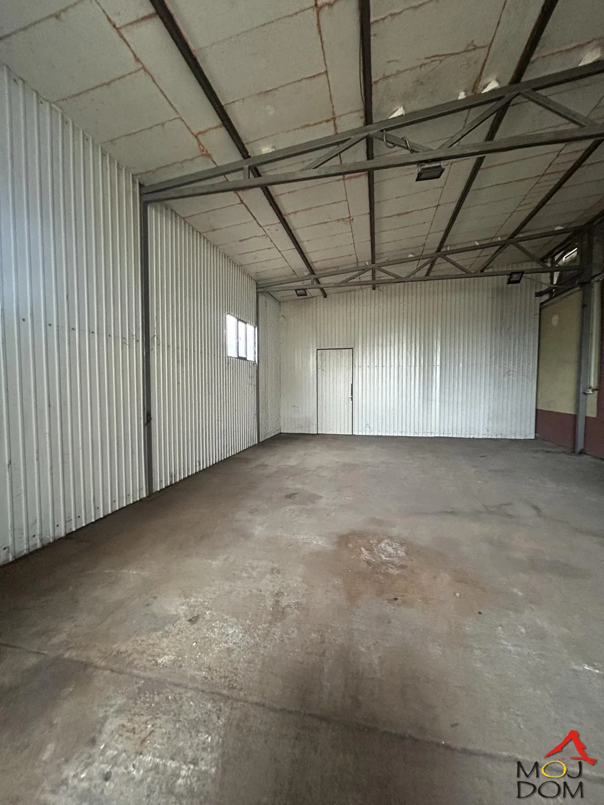 Functional and flexible business space for rent in Veternik, with a total area of 84 m², suitable for various types of business activities. The space is designed to enable efficient work and easy adaptation to the tenant's needs, whether you are