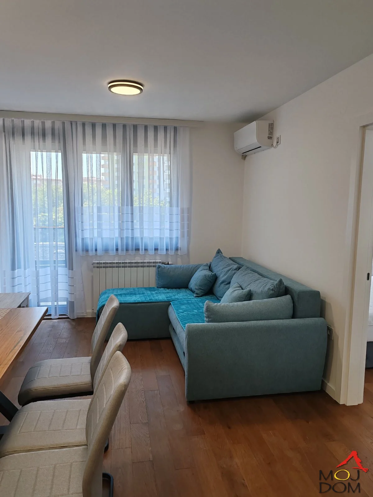 Modern furnished one-bedroom apartment for rent – Rotkvarija

Fully modern furnished one-bedroom apartment for rent in an excellent location in the Rotkvarija neighborhood. The apartment has a functional layout and consists of a living room with kitchen and dining area