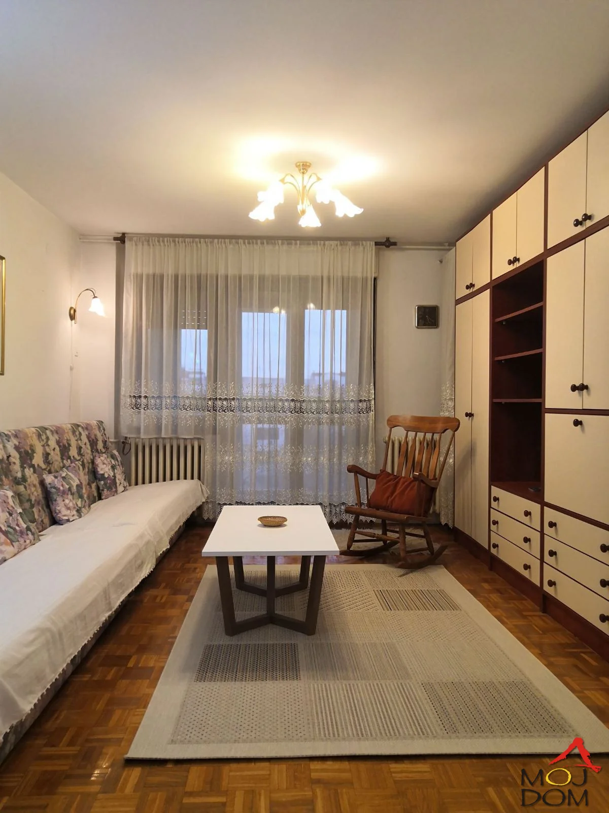 On offer is a spacious and functional apartment of 60 m², located on the 4th floor of a well-kept residential building with an elevator, in an attractive location in the Betanija neighborhood, Novi Sad.
The apartment is comfortable, bright, and excellently organized, making it ideal
