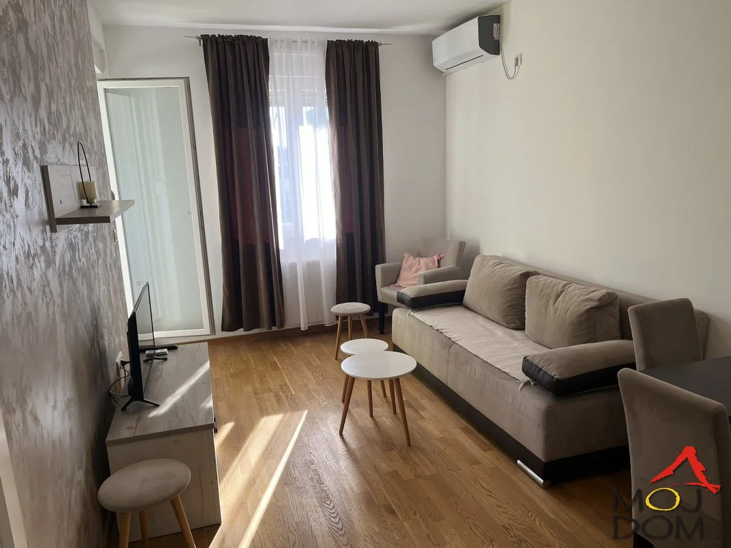 Beautifully equipped one-bedroom apartment in Rotkvarija. The apartment is south-facing and has a view of the city center, from the terrace. In addition to the terrace, it also has a separate bedroom, is fully furnished and equipped with all necessary white goods, so it is immediately mo