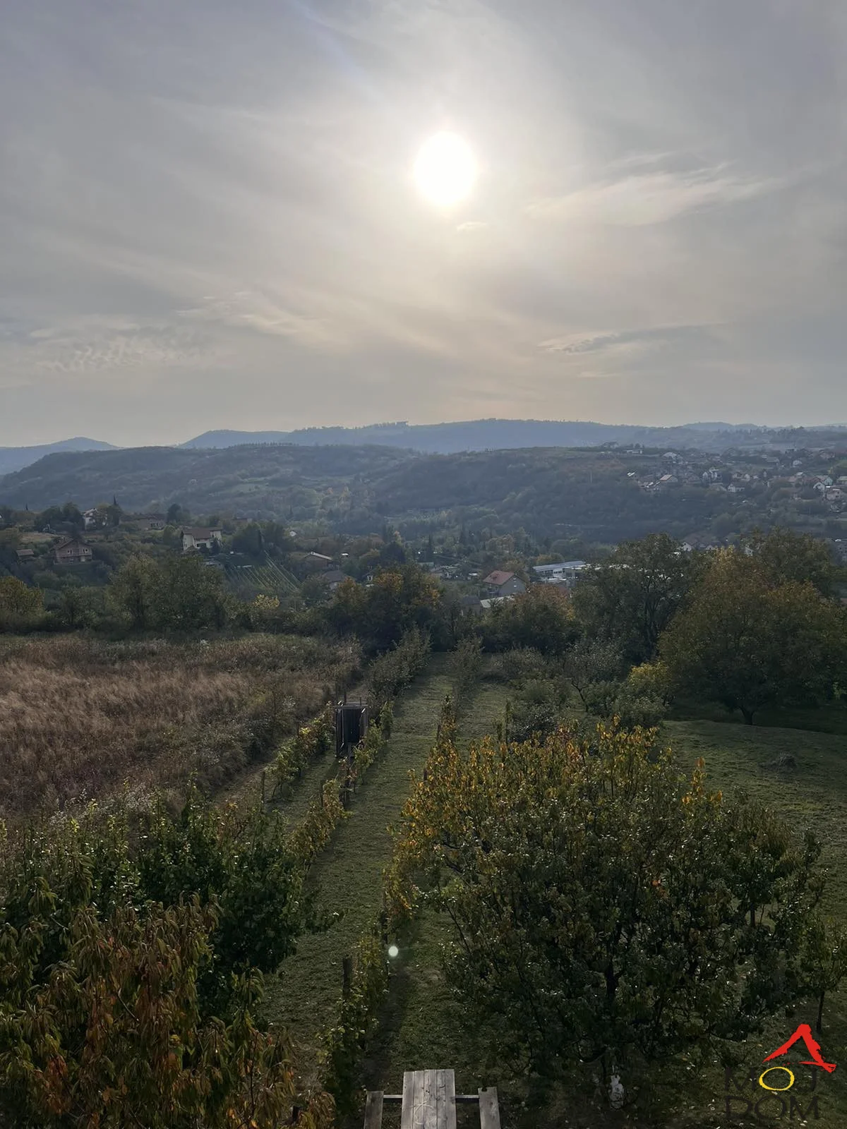 For sale: Exceptional building plot in Novi Ledinci with a beautiful view of the Danube and Novi Sad. Area 482m², located above the Vidikovac restaurant, this plot offers ideal conditions for building a modern family house (P+1+PK). In addition, there is the possibility