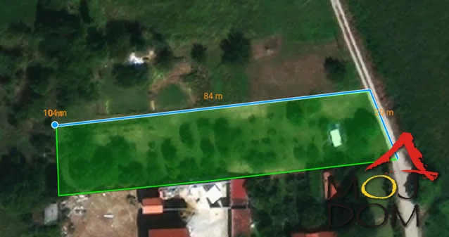 We present a building parcel measuring 1,652m² in an attractive part of Petrovaradin (Zanoš), only a four-minute drive from the main road and the entrance to Petrovaradin. The plot has a water connection, and the future owner receives a building permit.