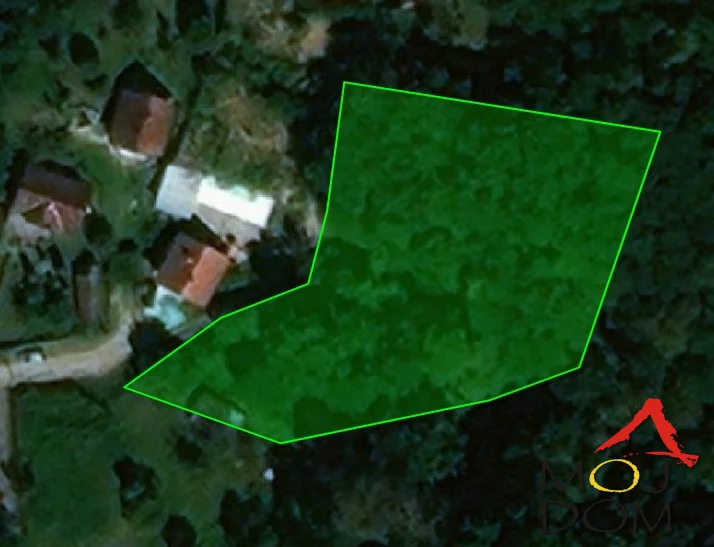 Imagine your own peaceful and natural retreat in an ideal location! Near the Monastery in Rakovac, you can enjoy an idyllic spot with your own little forest. This plot offers a perfect opportunity for investment and building a house or vacation home to your tastes. Close to main infrastructure.