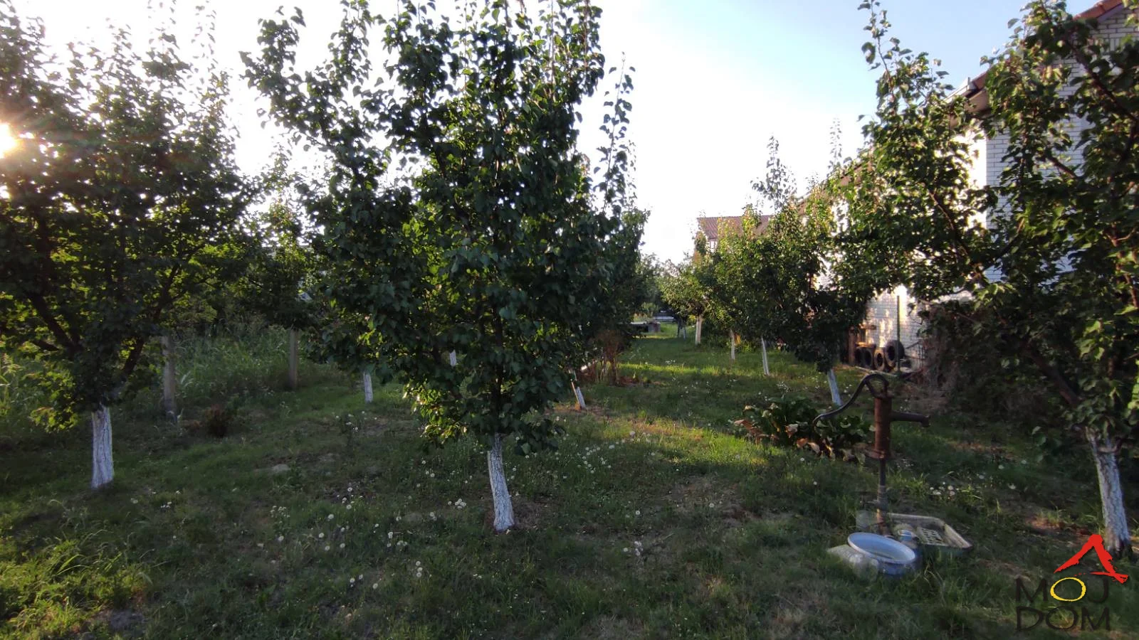 Plot for sale in Veternik
Moj Dom Agency is selling an excellent plot in Veternik with an area of 897 m2, regular shape, with a 13m frontage on both sides. In the future, the plot will face two streets, making it possible to divide it. All infrastructure is in place.