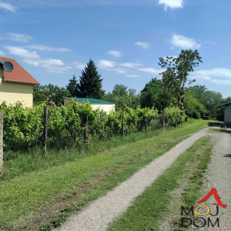 For sale in Petrovaradin (Novi Sad): interesting construction plot from 527-751 m². It consists of 4 independent parcels (751 m²). Part of the plot will be subtracted for the road, so the final construction area will be about 468 m². For the part that