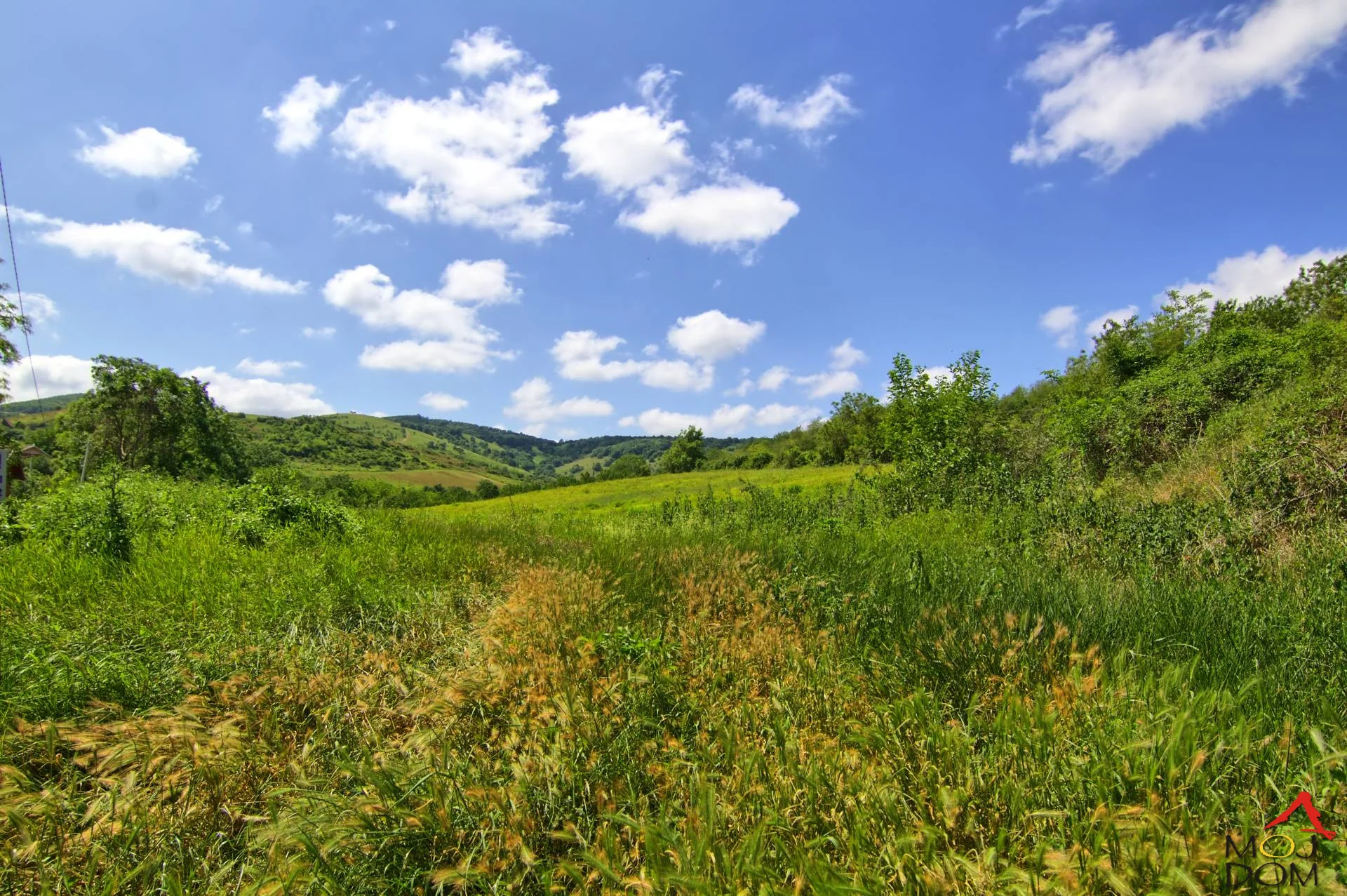 We offer you a phenomenal investment opportunity: plots totaling 35,000m2 in a beautiful location for living and relaxing right next to Čerević in the Šakotinac settlement with asphalt access. This already prepared and parceled space of 1,500m2 each, from a total of 2