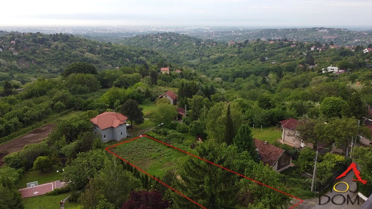 On Popovica, we are selling an excellent plot in a quiet street with beautiful properties in the neighborhood. The plot has a gentle slope and partially overlooks Novi Sad. There is