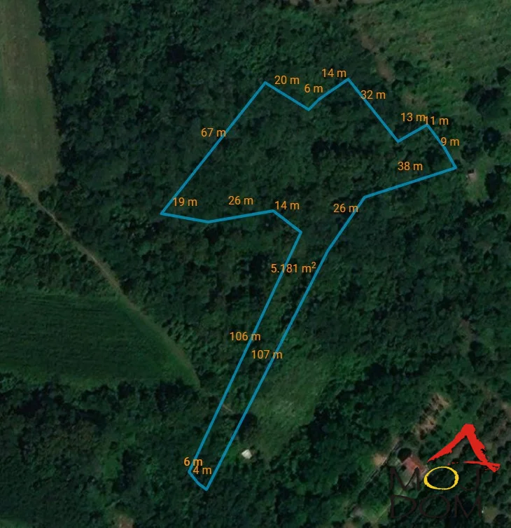 We are selling land in KO Čerević, in the immediate vicinity of the road to
Andrevlje (the distance from the plot to the main road is about 150m).
The land consists of two parcels with a total area of 4,200 m2.
There is a dirt road next to the parcels connecting the asphalt road with the lower