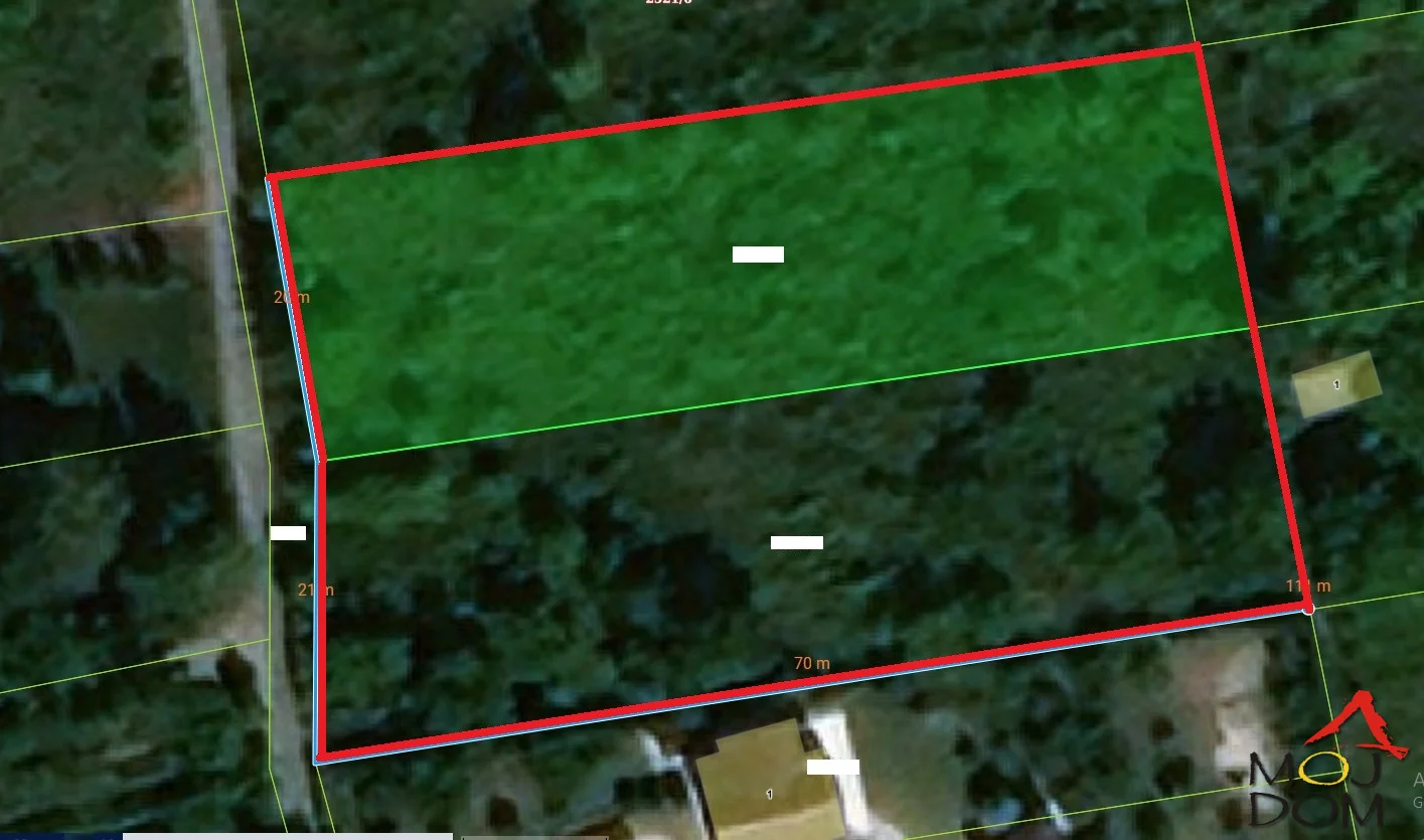In an attractive location in Bocke, on an elevation with a beautiful panoramic view of Novi Sad, in an area known as Mala Kamenica, construction land ideal for building weekend homes is for sale. The plot is outside the GGZ boundaries, which allows for more