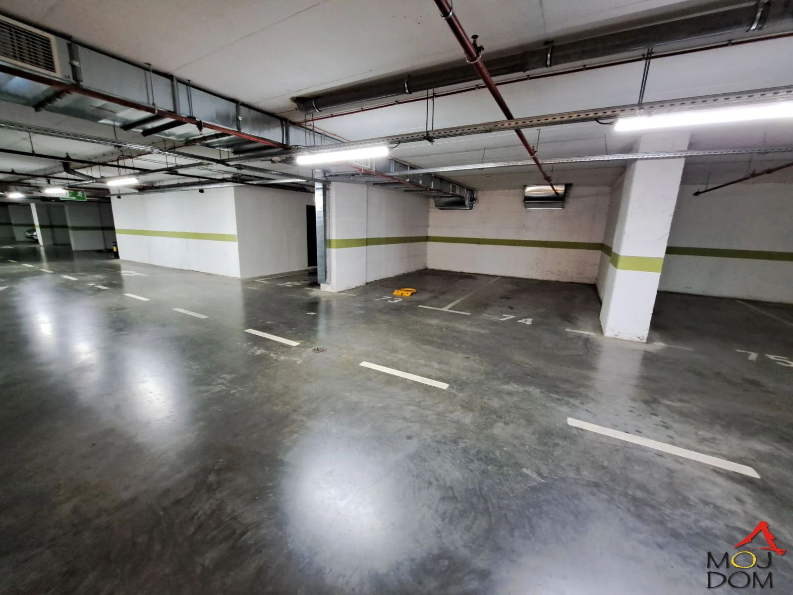 For sale: garage space in the newly built "Kraljev Park" residential complex.
Because of its location, it is also an excellent investment opportunity for renting.
Call for a tour.

Contact - 063446559
Code - 9000404
 (Moj Dom nekretnine)