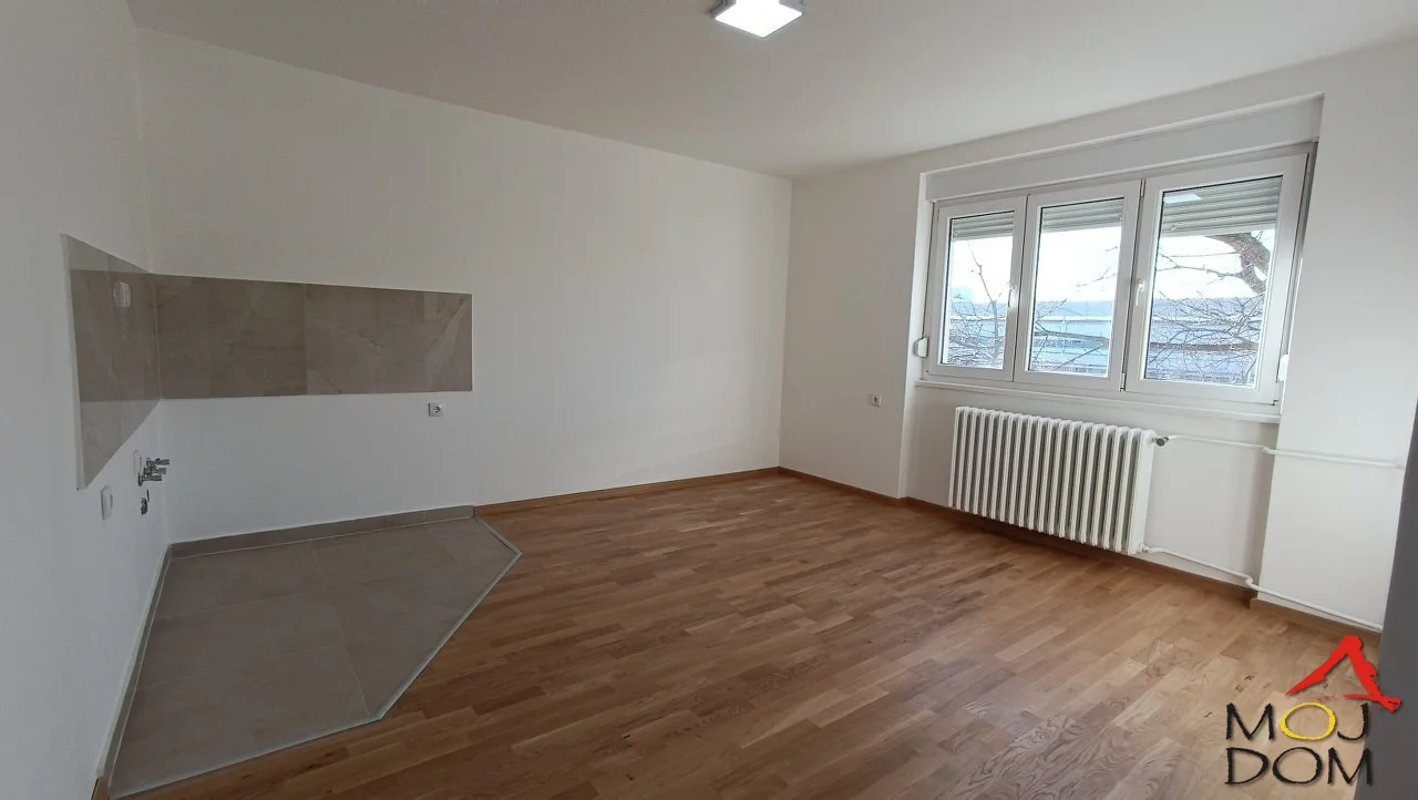 Completely renovated two-and-a-half-room apartment, at a top location! Nearby are the Fair, sports fields, as well as the Boulevard, kindergarten, school, and all other amenities needed for modern living.
 
The apartment has two bedrooms, a terrace and a storage room, a living room