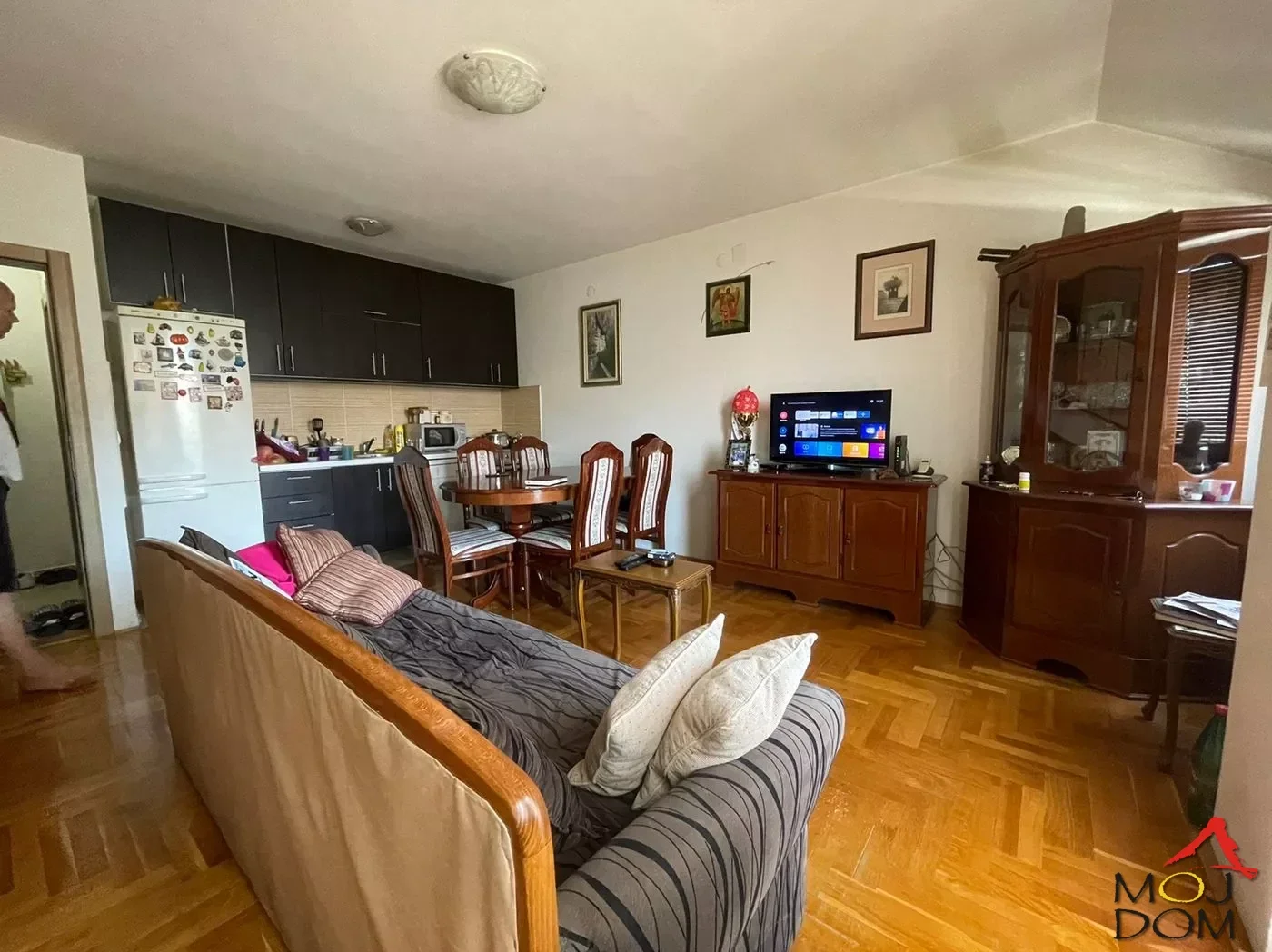 For sale: three-room duplex, in a newer building of 78m2 in Nova Detelinara. The apartment is on the third floor, registered.
On the lower level is a living room with kitchen and exit to the terrace, a bathroom with a shower cabin. On the upper level are the bedrooms
