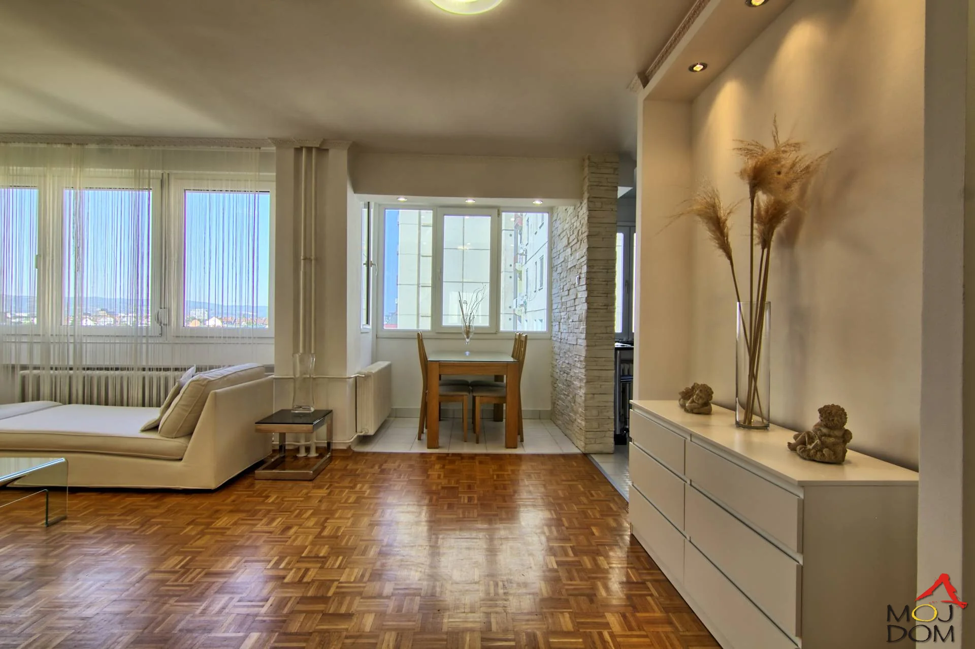 For sale: a luxuriously furnished one-and-a-half-room apartment – 60m², on Bulevar Oslobođenja, Novi Sad

A spacious and luxuriously equipped one-and-a-half-room apartment is for sale at an excellent location in Novi Sad – Bulevar Oslobođenja. It is on the 7th floor of a building with an elevator
