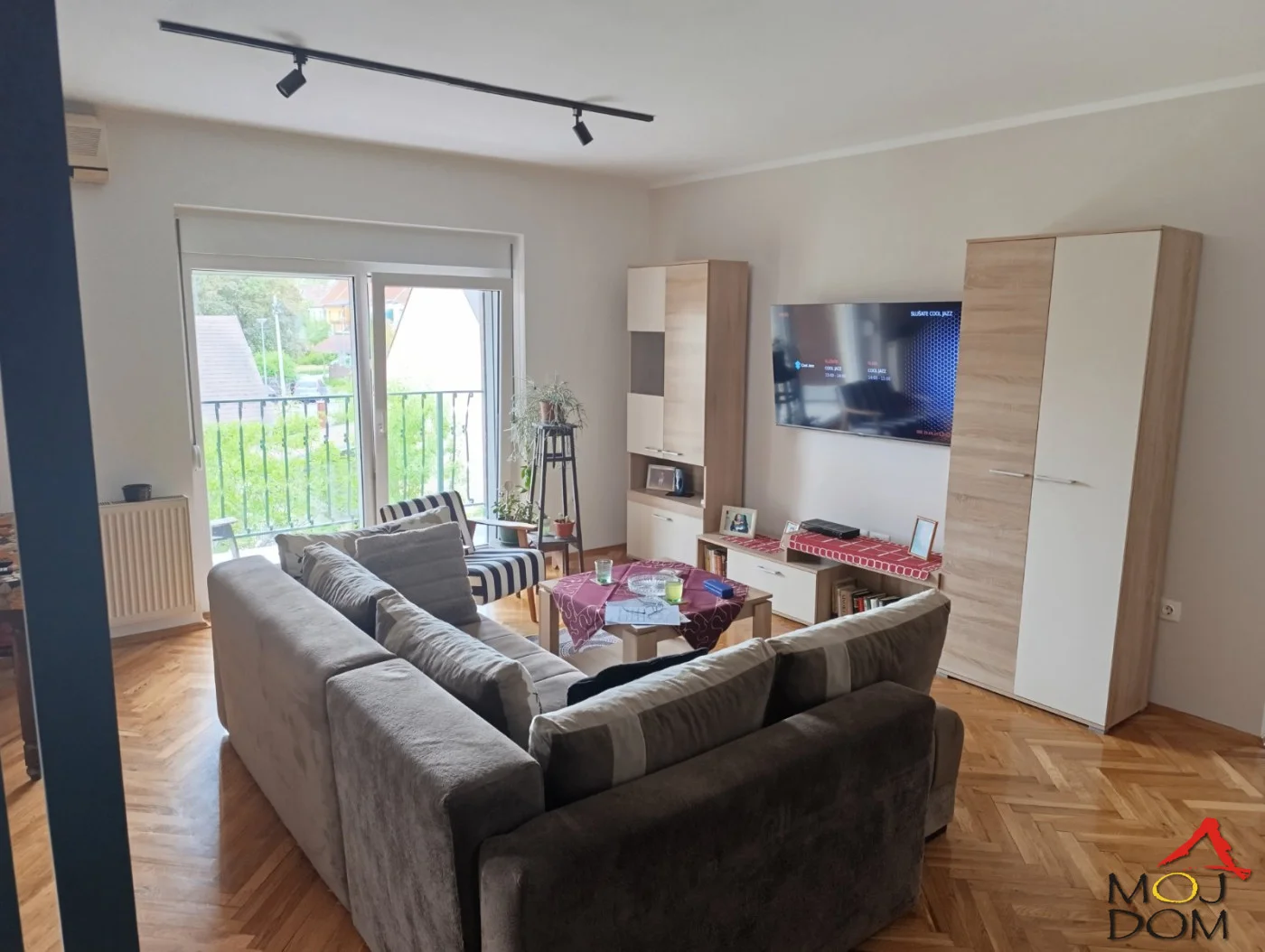 Novi Sad - Avijacija
For sale: two-room apartment of 56m2, in a peaceful and pleasant location for living.
The apartment requires no major investment.
Code - 1032223
Contact - 063446559

Moj Dom nekretnine, Novi Sad, Reg. no. 174