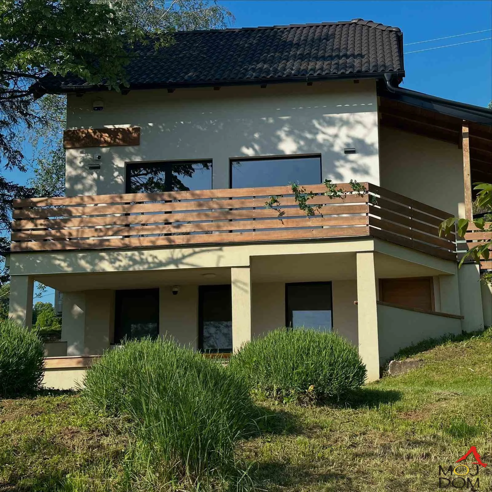 Sremski Karlovci – Stražilovo
In the heart of untouched nature, surrounded by vineyards and orchards, stands this refined and modern weekend house of 107m², on a spacious plot of 4100m². Ideal for those seeking peace, privacy, and q
