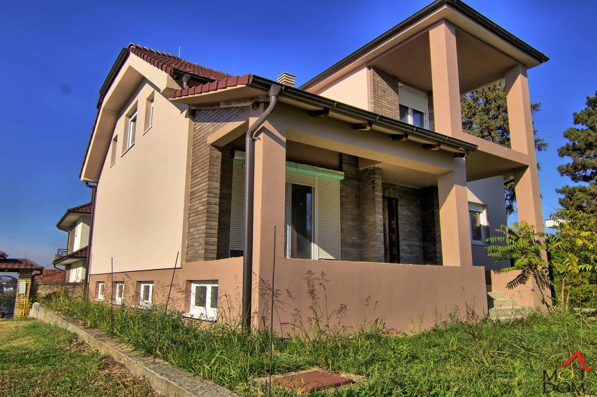 A quality family house for sale in a peaceful and very nice location in Sremska Kamenica, Popovica neighborhood, offering ideal conditions for a comfortable and luxurious life. The house extends to 321 m², arranged through a functional and comfortable interior, with.