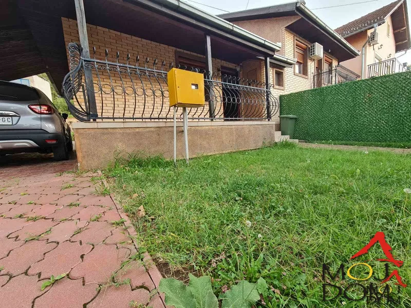 Moj dom real estate offers you a beautiful family home of 165 m² in the quietest part of Sremska Kamenica. Located in a cul-de-sac with quiet and very nice neighbors, reminiscent of suburban areas in the west. The house itself has three separate bedrooms with a large living room.