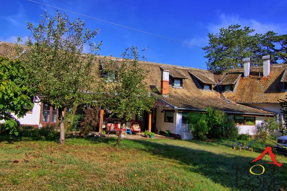 On a spacious plot of nearly 2000 m², we offer a unique rural tourist guesthouse by the Danube, near the Fruška Gora park, located in Čerević, 20 km from Novi Sad. The guesthouse has 15 rooms with over 30 beds, 8 bathrooms, a hunter's lounge.