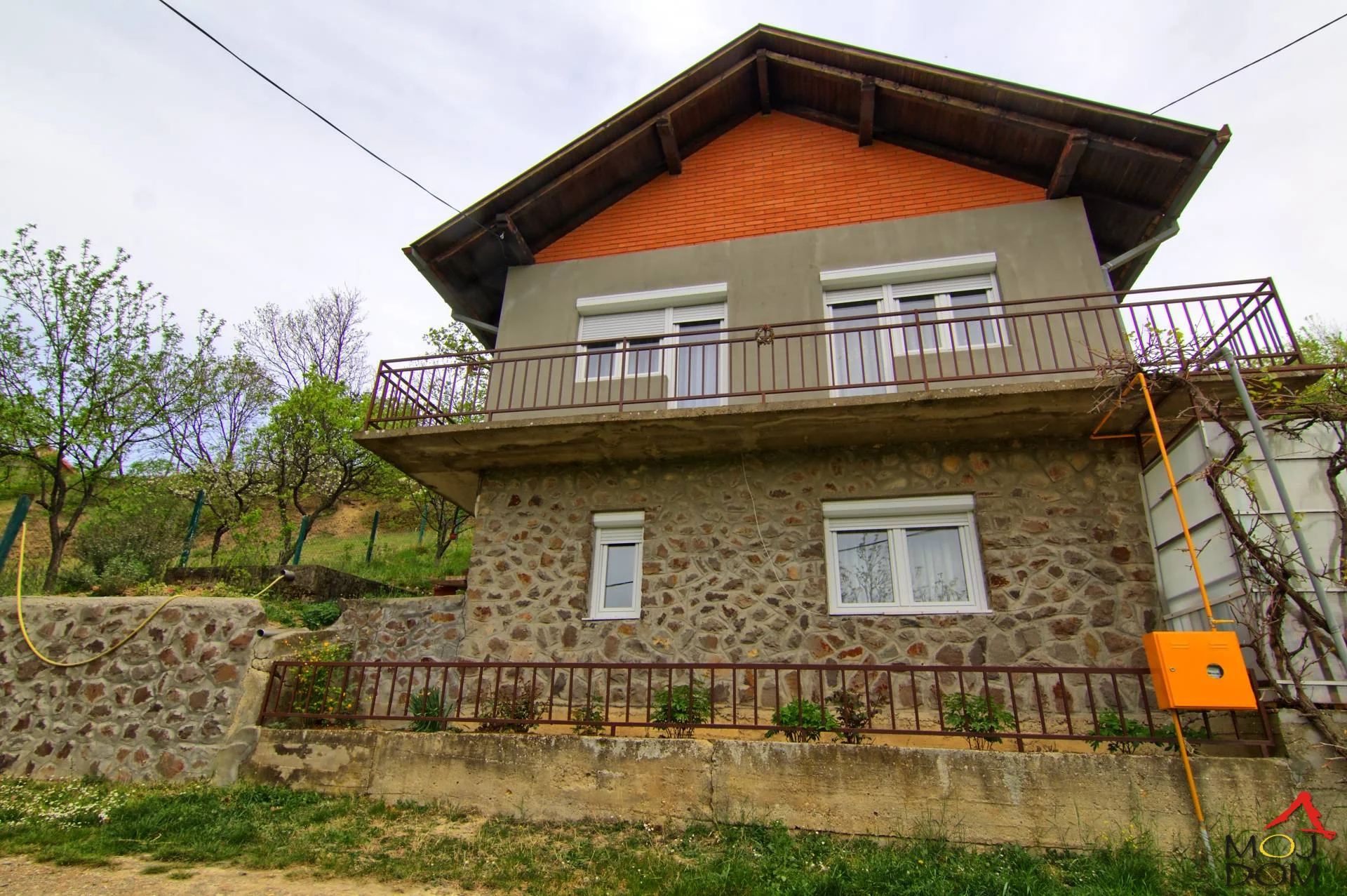 An oasis of peace and comfort in the heart of nature! A weekend house in the form of a family home, situated on a hill in a quiet part of Rakovac, offers a beautiful view of the surrounding landscape. With its spacious 100 m² of living area and a large plot of 2196 m², this weekend house.