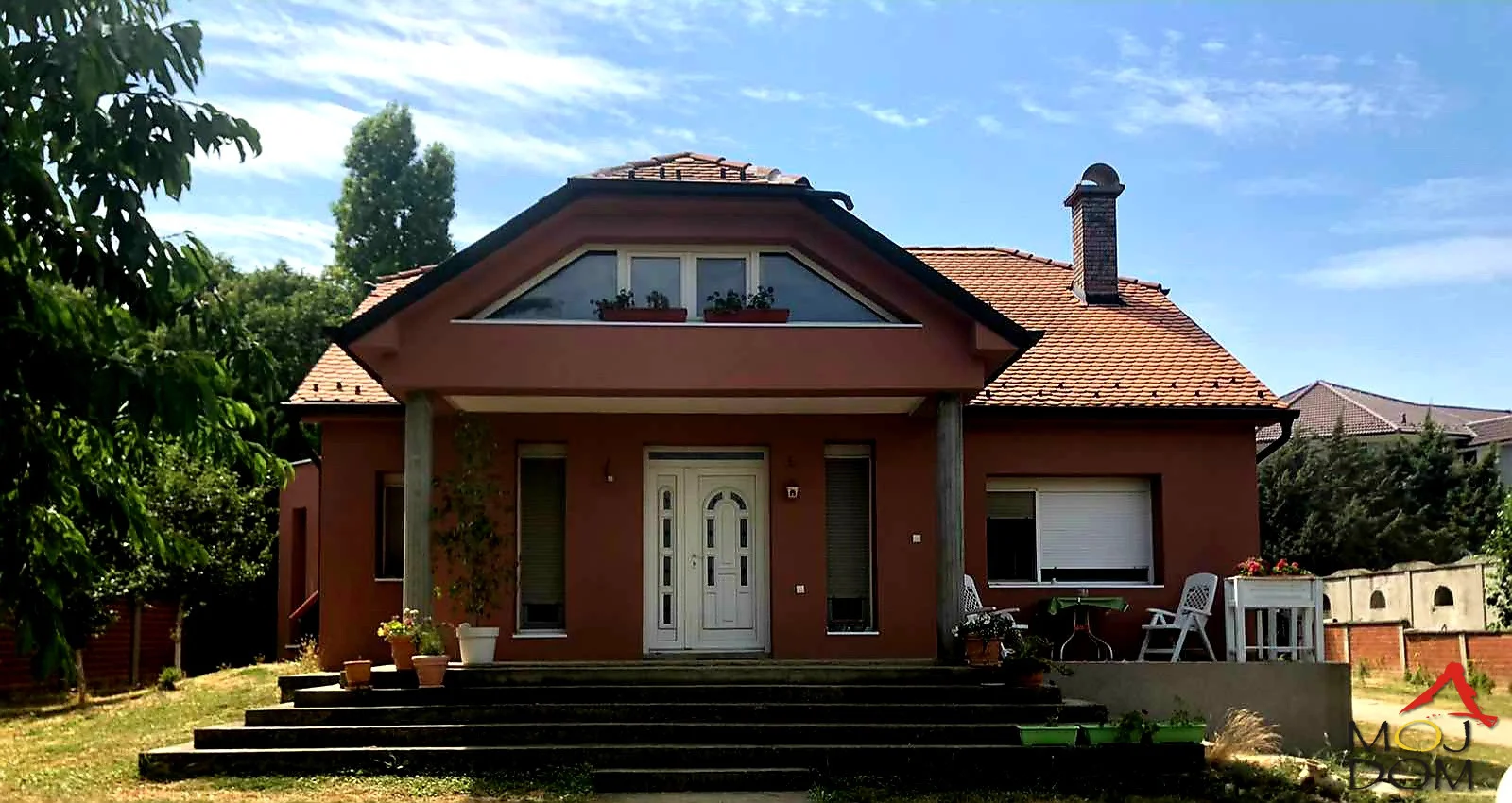 Family house in the most beautiful and quietest part of Tatarsko Brdo. The back of the plot borders the forest. The house consists of: basement (laundry room, two storage rooms, boiler room), ground floor (living room of 45m², two bedrooms, kitchen with dining area, storage room).