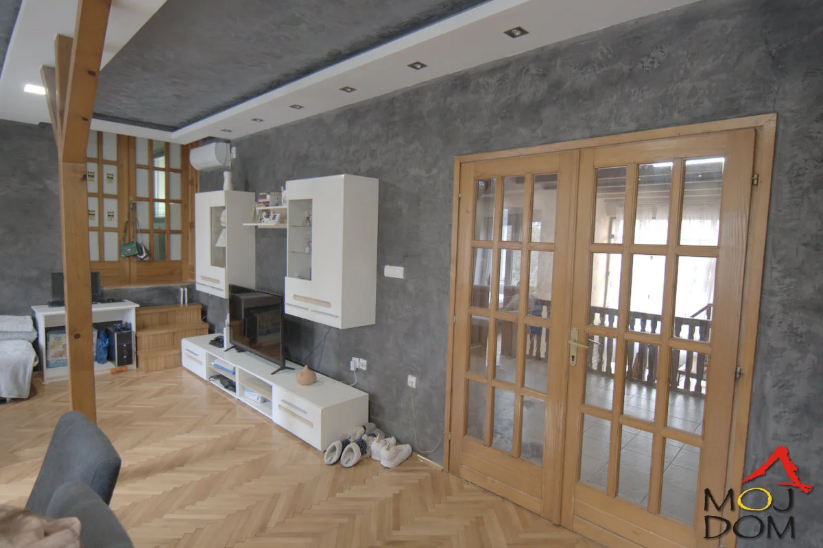 House for sale in Petrovaradin, ideal for family living, in the most sought-after location – opposite the house there is a children's playground, on a street parallel to the elementary school, 5 minutes' walk to the fortress. The house consists of two separate residential units.