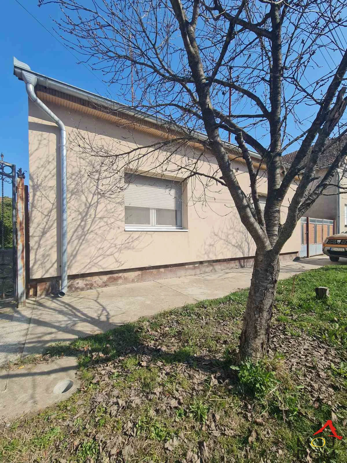 Sometimes the best offer is the one that doesn’t try to be perfect on paper, but simply makes sense for living. That’s exactly what this house in Bački Jarak is – just about fifteen minutes' drive from Novi Sad, close enough to the city and yet