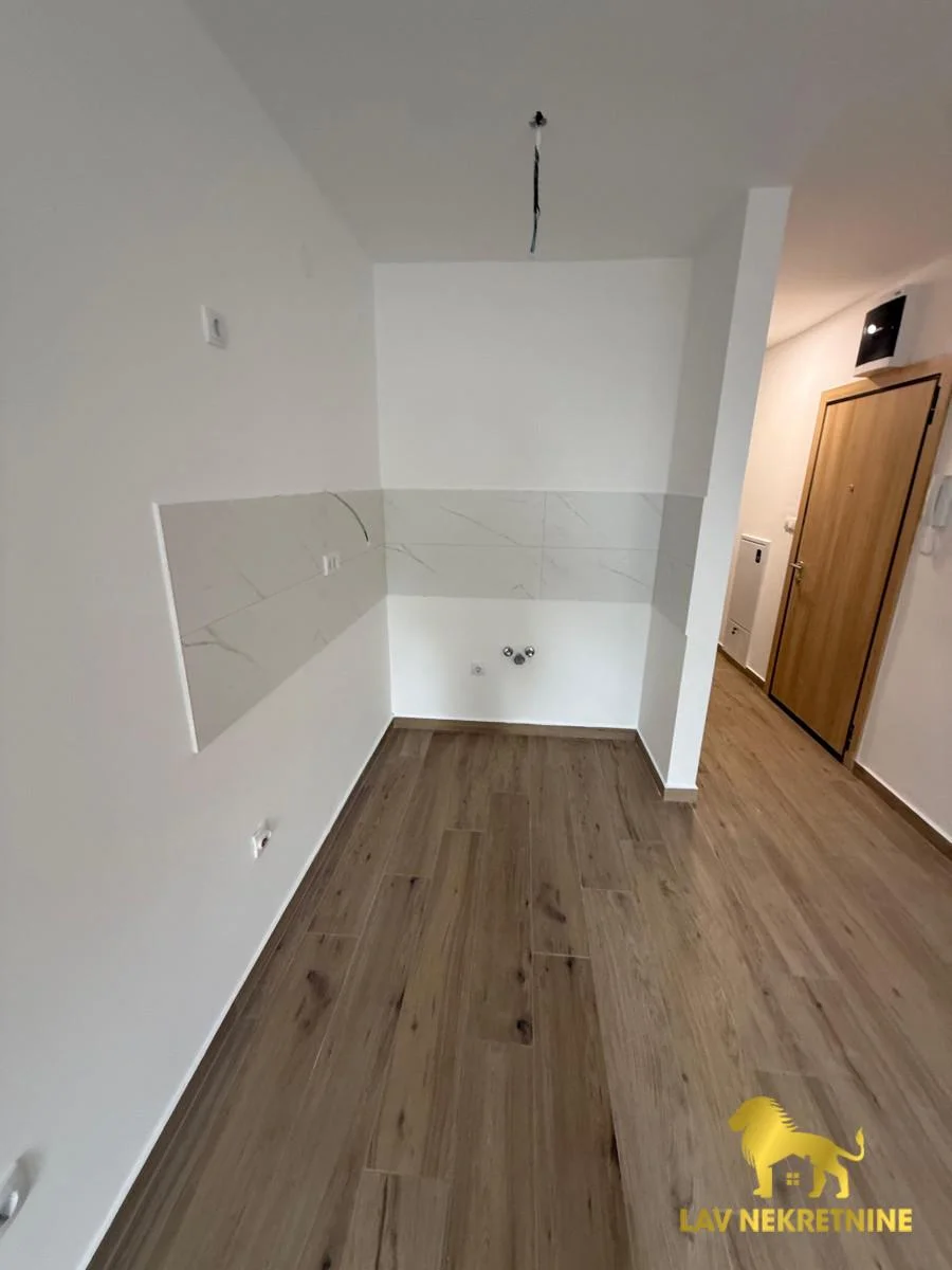 One-and-a-half-room apartment for sale on the ground floor, registered as a garage. Move-in by the end of the year, extremely low bills. Electric