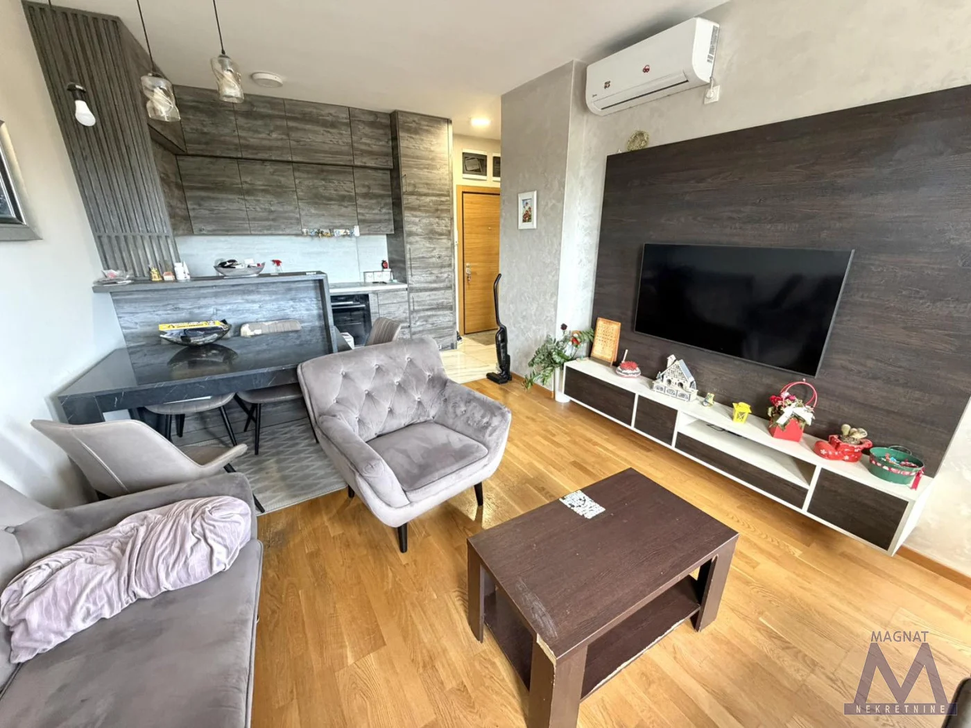 Novi Sad, Bulevar Evrope. FULLY FURNISHED TWO-AND-A-HALF-BEDROOM APARTMENT AT THE MOST DESIRABLE LOCATION! The apartment is 58m2 and is a two-and-a-half-bedroom by layout. Located on the first floor of a newer building with an elevator. It consists of a living room with kitchen and access to the ter