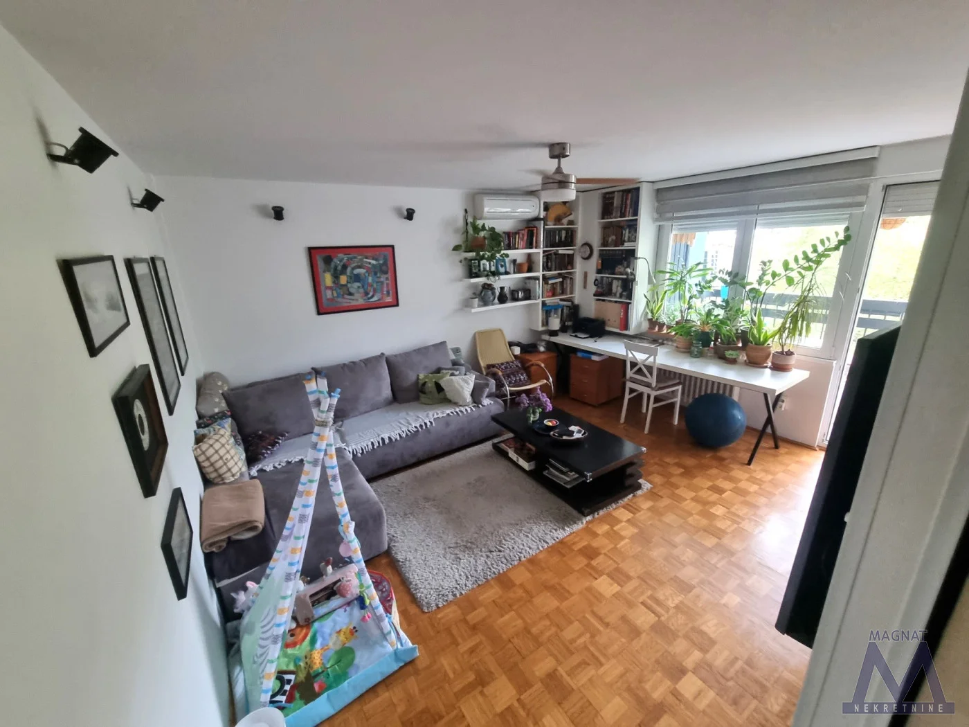 Novi Sad - Liman 4, excellent two-bedroom apartment for sale, 54m2, lift, terrace, registered 1/1.
The apartment was renovated a few years ago and requires no major investment, being sold semi-furnished.

It consists of a hallway, living room, kitchen with dining area, bedroom,